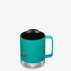 Klean Kanteen Camp Mug 12oz (355ml) - Mountain Green 5 Klean Kanteen Camp Mug 12oz (355ml) - Mountain Green -Camping Sales Shop Camp Mug Porcelain Graphic Front 1400x 9d1921cf cc2d 4f16 81c0 12e43557f7be