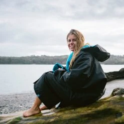 Dryrobe Advance Long Sleeve BLACK BLUE - RECYCLED -Camping Sales Shop LS DA BB Katy TheraSea 27 2024x2024 d7c47d00 2cc8 4237 8677 5a6f5e71e57c